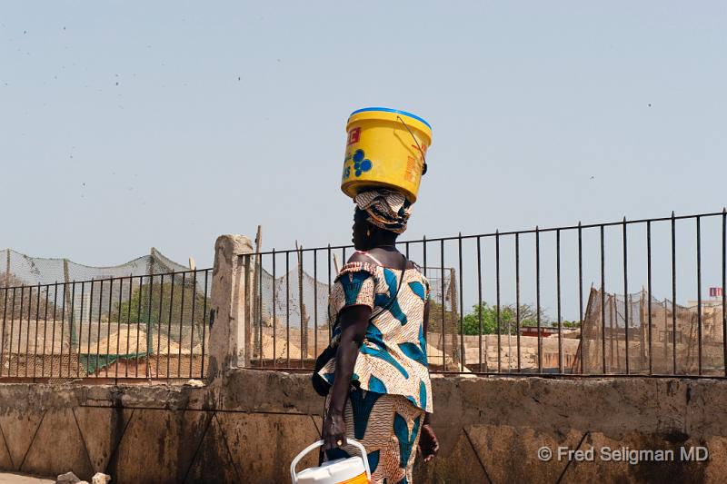 20090528_142145 D3 P1 P1.jpg - Lady with pail on head, Dakar